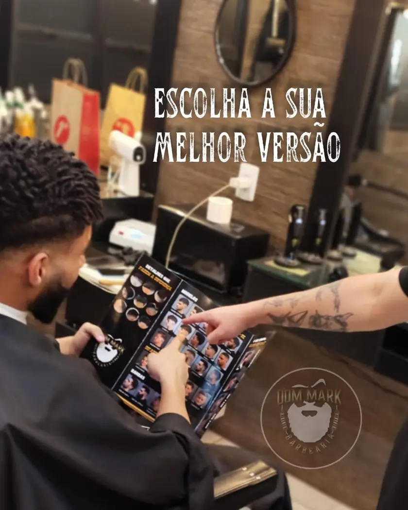 Cliente escolhendo o corte em um catálogo de estilos antes do atendimento
